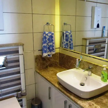 Apartman Tropical Gardens Is A 2 Bed 1st Floor Private Side