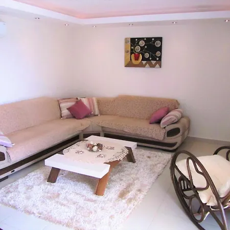 Tropical Gardens Is A 2 Bed 1st Floor Private *